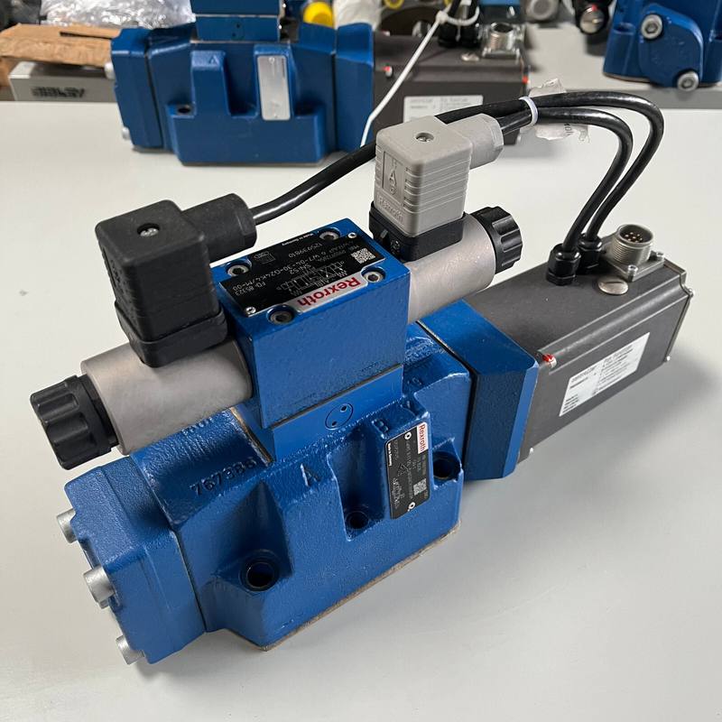 Blaues Rexroth-Servoventil 4WRKE mit Steuerelektronik